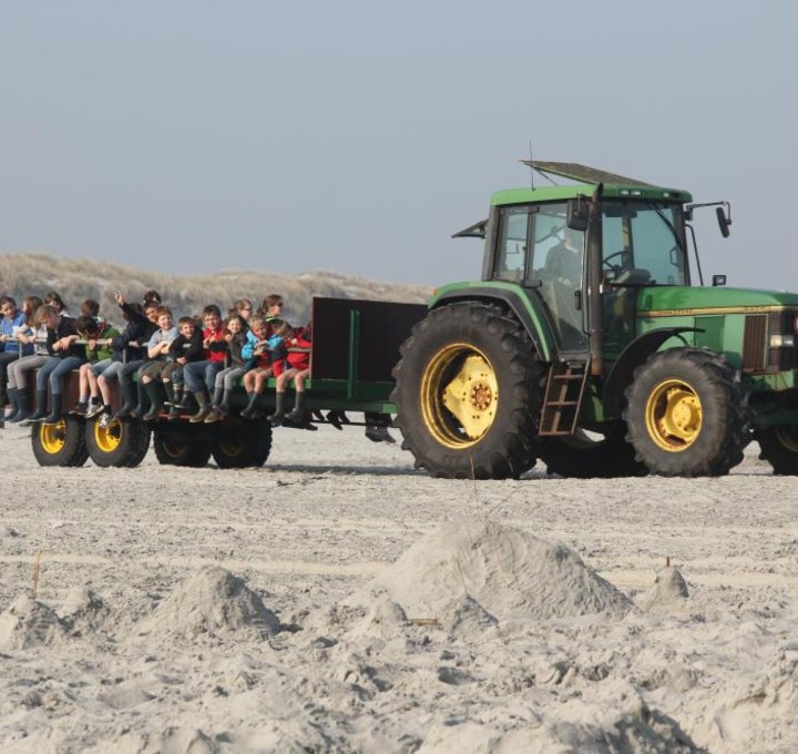 Gruppenunterkunft 't Noorderlicht Traktor am Strand mit Kindern