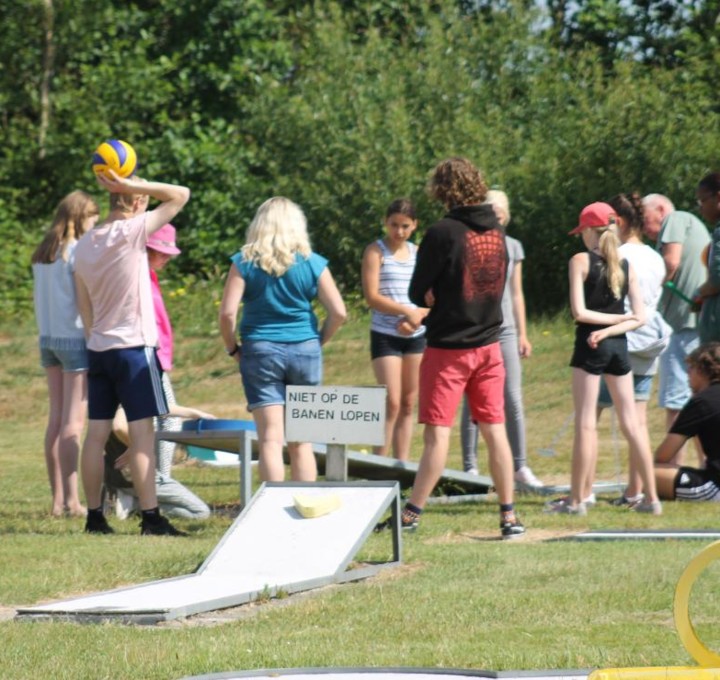 Het Zwanewater Kinder spielen Minigolf