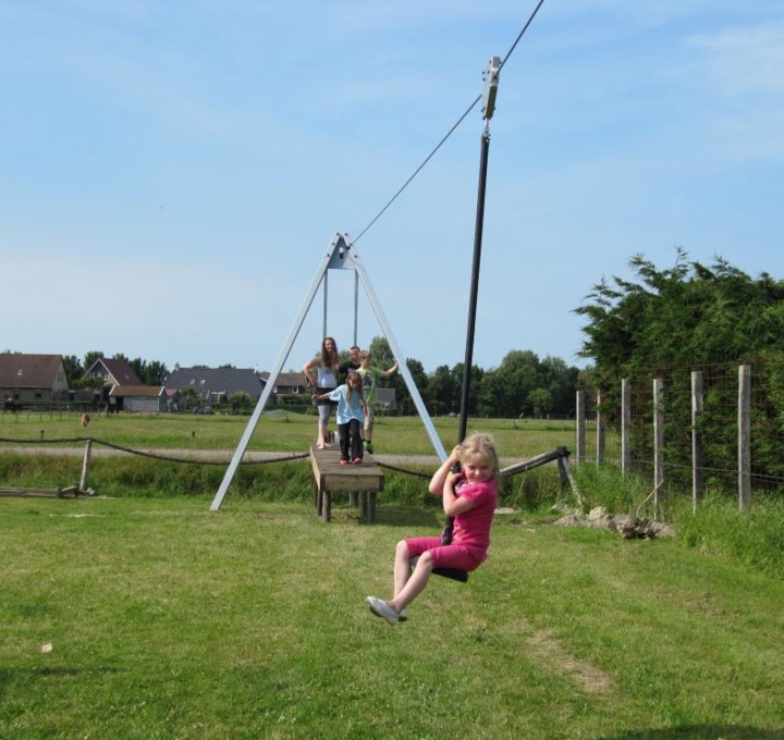 Gruppenunterkunft 't Noorderlicht Kinder an der Seilbahn